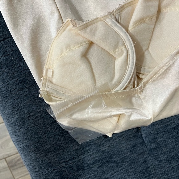 Victoria's Secret Vintage Cream Lace Shapewear Deadstock NWOT Size 36B Strapless - Picture 3 of 6